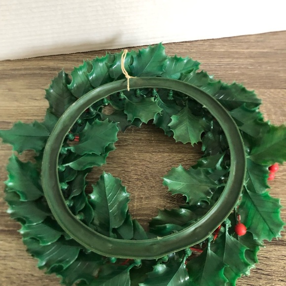 Vtg Kitchy MCM Plastic Holly Wreath - Picture 7 of 8